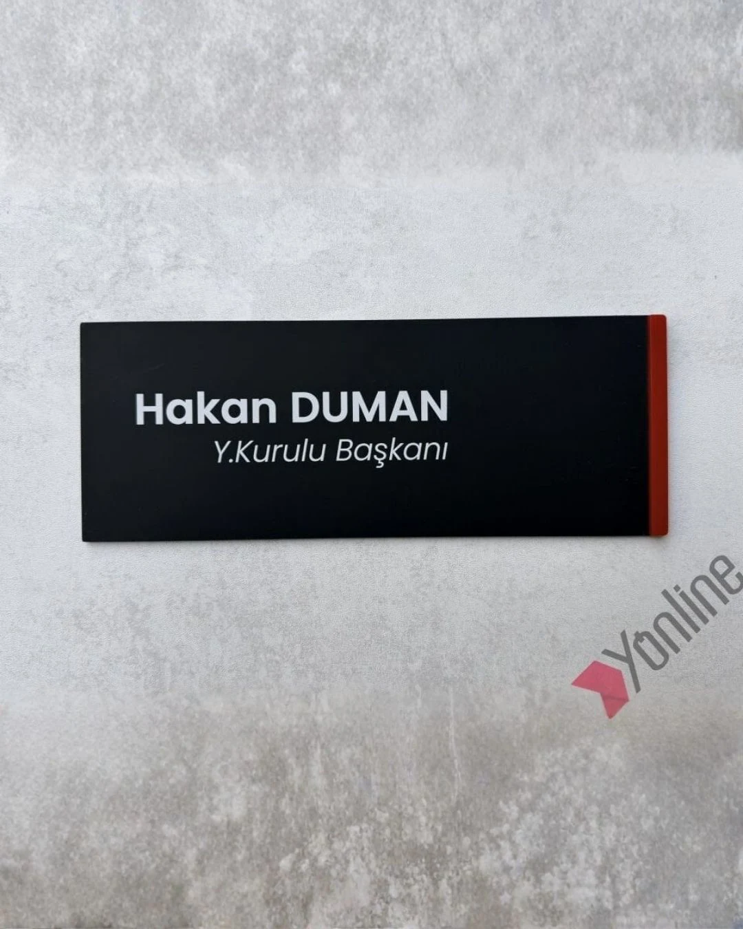 Kırmızı Detaylı Mat Siyah Kapı İsimliği